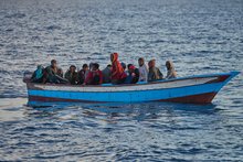 Boot mit geflüchteten Menschen