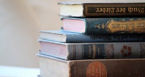 Antiquarische Bücher mit Schmuckeinbänden