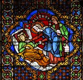 Glasbildnis "Elisabeth pflegt Kranke" im Elisabeth-Medaillonfenster in der Elisabethkirche zu Marburg