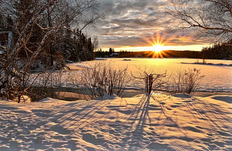 Winterliche Landschaft im Sonnenschein
