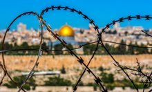Blick auf Jerusalem durch einen Stacheldrahtzaun