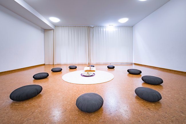 Ansicht des Meditationsraums mit Sitzkissen