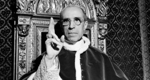 Papst Pius XII bei einer Audienz im September 1945