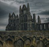 Gotische Schlossruine mit verwildertem Friedhof
