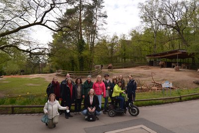 Gruppe von Menschen mit und ohne Behinderung im Tiergarten Nürnberg