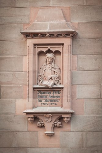 Gedenkstein für Äbtissin Cariats Pirckheimer an der Nürnberger Königstraße