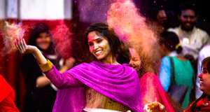 Indische Tänzerin bei Festveranstaltung