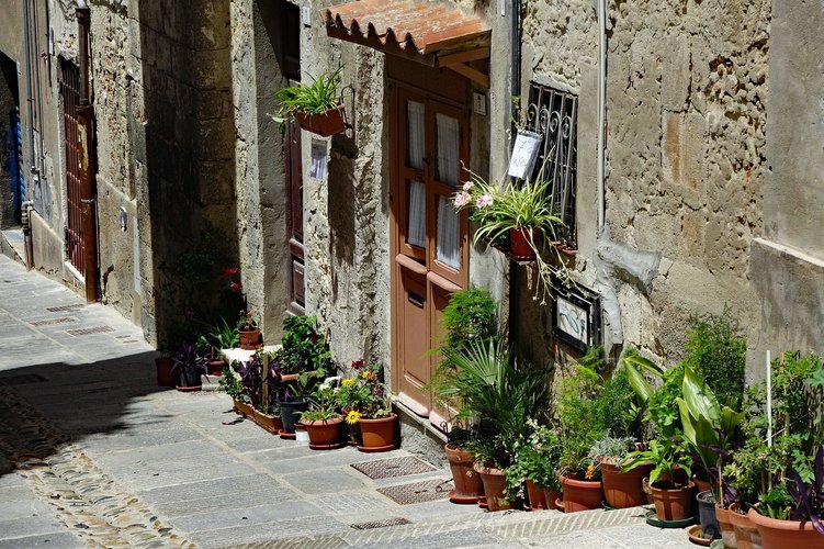 Eine Straße mit landestypischen Steinhäusern in Sardinien