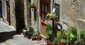 Eine Straße mit landestypischen Steinhäusern in Sardinien
