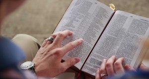 Frau liest in der Bibel
