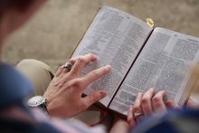 Frau liest in der Bibel