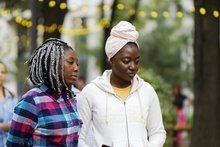 Zwei afrikanische Frauen im Gespräch