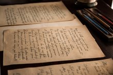 Handschriftliche historische Dokumente auf einem Schreibtisch