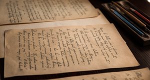 Handschriftliche historische Dokumente auf einem Schreibtisch