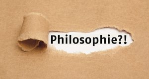 Das Wort "Philosophie" erscheint durch Wegreißen eines Stückes Papier