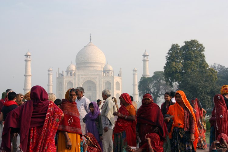 Straßenszene in Indien: Menschen in traditionellen Gewändern vor indischem Tempel