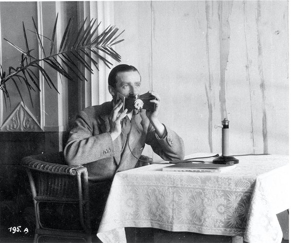 Alan Gordon-Finlay modelliert das Hush-a-Phone , ein „abgeschirmtes“ Mikrofon, das akustische Störungen bei der Simultanübersetzung eliminieren soll, um 1927 