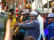 Afrikanische Musiker spielen auf traditionellen Instrumenten