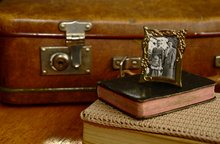 Alter Koffer mit Bild und Büchern