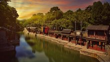 Sonnenaufgang in einem chinesischen Dorf an einem Fluss