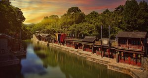 Sonnenaufgang in einem chinesischen Dorf an einem Fluss