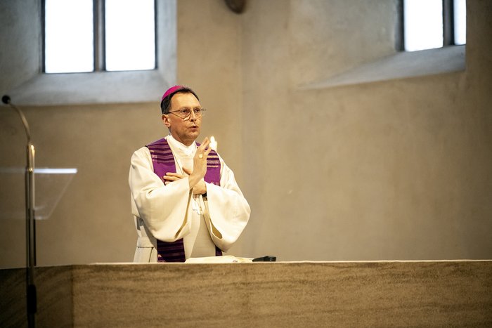 Erzbischof Gössl am Altar